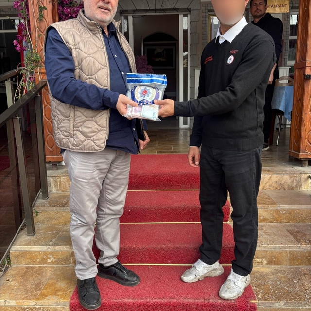 Bulduğu parayı sahibine teslim eden hükümlü garsona, takdir belgesi verildi