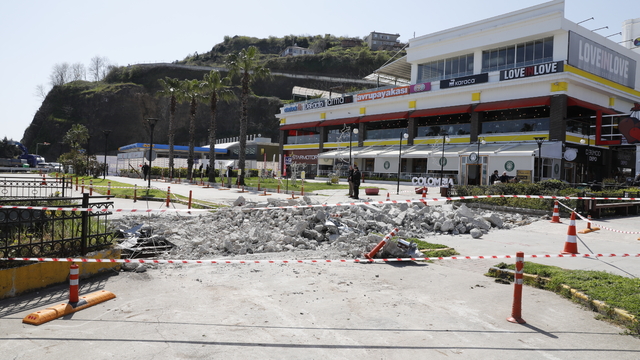 Samsun'da kara yolu kenarındaki alışveriş merkezi araç girişine kapatıldı