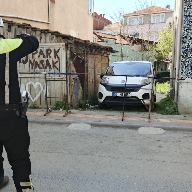 Kaldırımı kapatan bariyer kazaya neden oldu: 2 yaşındaki çocuk yaralandı