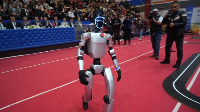 Samsun'da genç kaşifler robotlarıyla sahnede