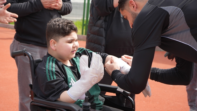 DMD hastası Eray'ın Kocaelispor antrenmanı heyecanı
Kocaelispor antrenmanında DMD hastası taraftara forma ve eldiven sürprizi