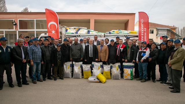 Eskişehir'de üreticilere hise destekli yağlık ayçiçeği tohumu
92 Üreticiye yüzde 62 hibe desteğiyle bin 690 kilogram yağlık ayçiçek tohumu teslim edildi