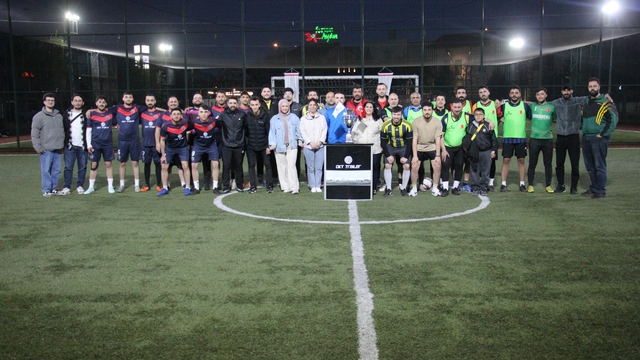 OKT Trailer'da çalışanlar sahaya indi
Geleneksel Futbol Turnuvası düzenlenen tören ile başladı