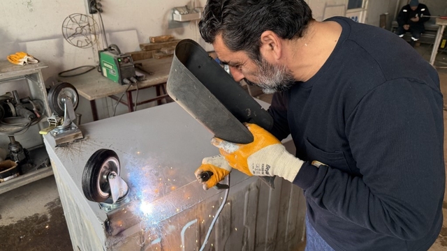 Kartepe'de eskiyen çöp konteynerleri onarılarak yeniden kullanıma sunuluyor