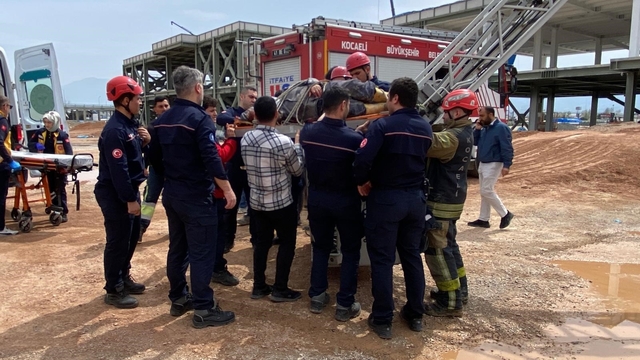 Beton perdah makinesinin çarptığı işçi ağır yaralandı
İnşaatın ikinci katında yaralanan inşaat işçisini itfaiye ekipleri indirdi