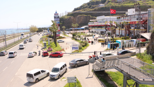 3 kişinin öldüğü heyelanın ardından bölgedeki AVM'nin araç giriş-çıkışları kapatıldı