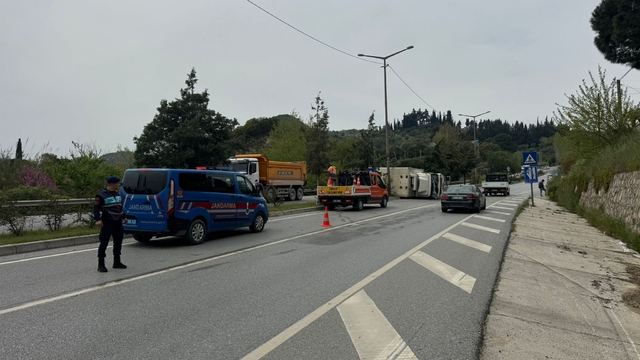 Söke'de kamyonun devrildiği kazada 2 kişi yaralandı