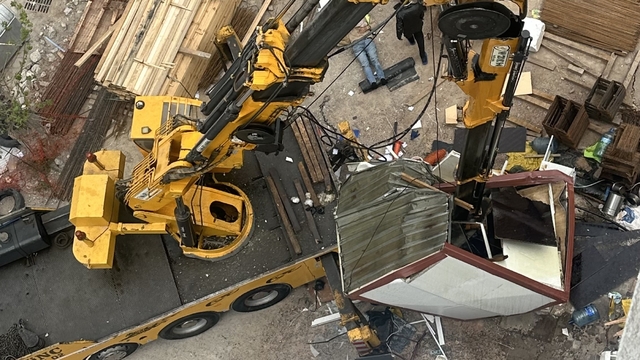 İzmir'de inşaat kulübesinin üzerine vinç düştü: 3 işçi yaralandı