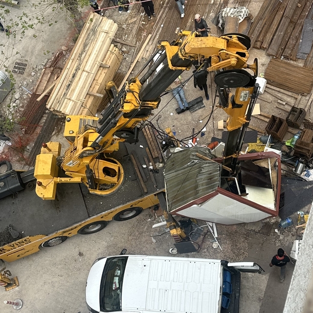 İzmir'de inşaat kulübesinin üzerine vinç düştü: 3 işçi yaralandı