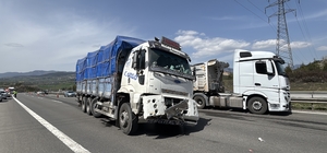 TEM'de tırdan kopan lastik kamyonun altına girdi