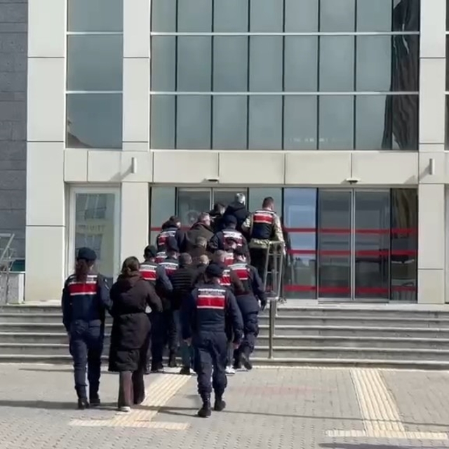 Karadeniz'de ele geçirilen 200 kilogram uyuşturucuyla ilgili 5 zanlı tutukl...