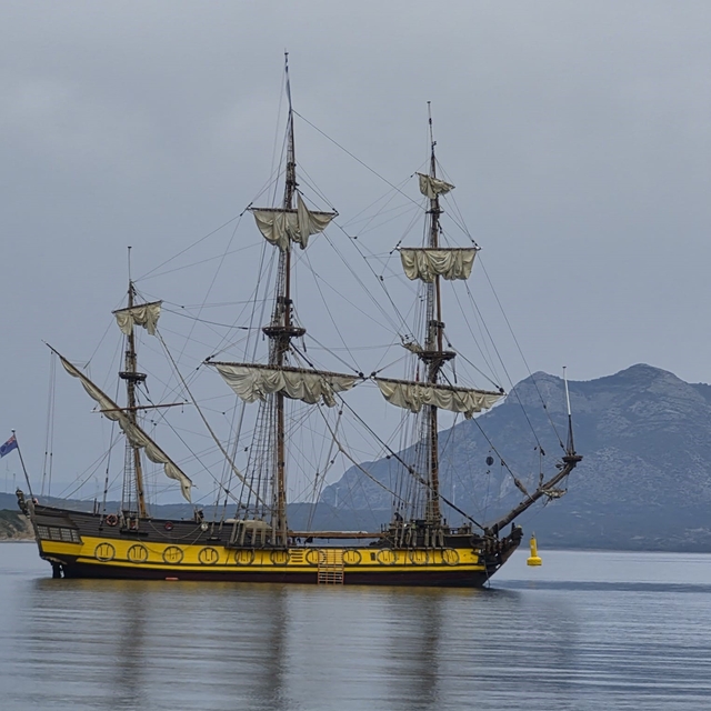 Cook Adaları bayraklı yelkenli Datça'ya demirledi