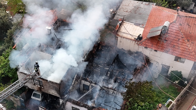 İki katlı gecekonduda çıkan yangın bitişiğindeki eve sıçradı
Yangın anında evde bulunan 2 çocuğu mahalle sakinleri kurtardı
Yangında iki ev kullanılamaz hale geldi