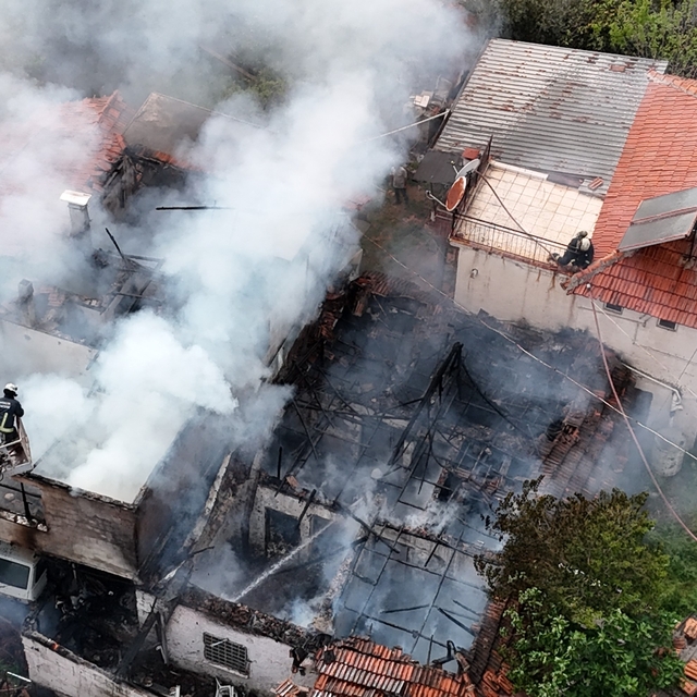 İki katlı gecekonduda çıkan yangın bitişiğindeki eve sıçradı
Yangın anında...