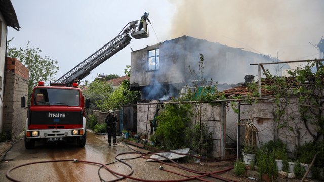 Yangın çıkan evdeki 2 kız kardeş, komşuları tarafından kurtarıldı