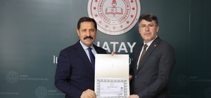 Vali Masatlı "2. Hatay Robot Yarışması"nda görev alan ekibe başarı belgesi verdi