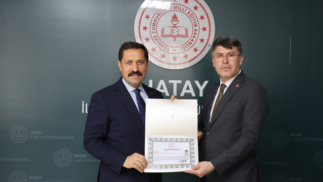 Vali Masatlı "2. Hatay Robot Yarışması"nda görev alan ekibe başarı belgesi verdi