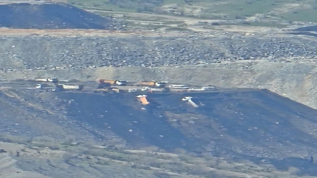 Şırnak'ta hafriyat sahasında toprak kayması: Park halindeki 2 araç şarampole yuvarlandı