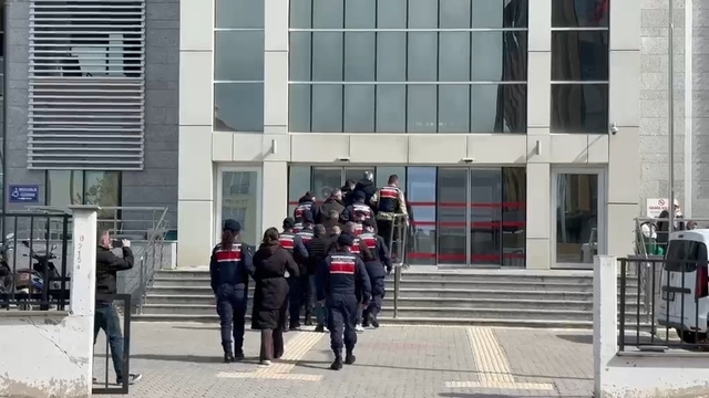 Karadeniz'de ele geçirilen 200 kilogram uyuşturucuyla ilgili 5 zanlı tutuklandı
Teknede yakalanan 6 şüpheliden 2'si Bulgaristan uyruklu