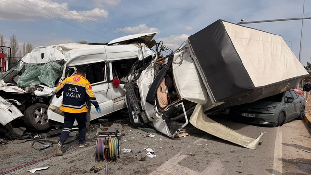 Freni boşalan kamyon, kırmızı ışıkta duran otomobil ve minibüse çarptı: 5 yaralı