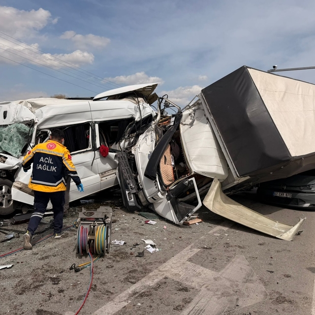 Freni boşalan kamyon, kırmızı ışıkta duran otomobil ve minibüse çarptı: 5 y...