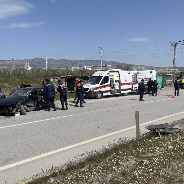 Çankırı'da 2 otomobil kavşakta çarpıştı: 4 yaralı