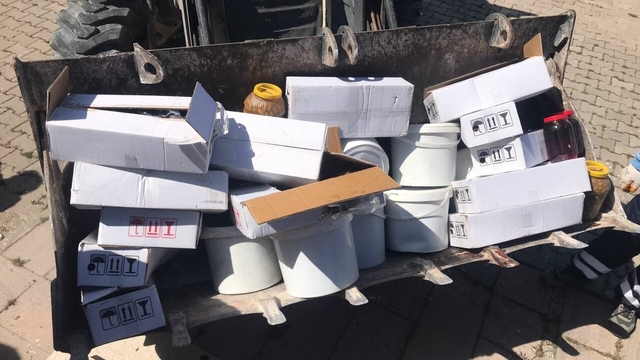 Kamyondaki 4 ton kaçak gıda ürünü imha edildi