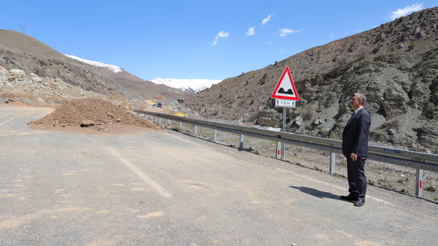 Hakkari Valisi Taşyapan, Hakkari-Van kara yolundaki heyelan bölgesinde incelemelerde bulundu:
