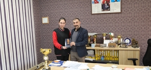 Lise öğrencisi kadın ölümlerini romanlaştırdı