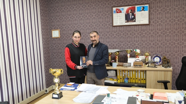 Lise öğrencisi kadın ölümlerini romanlaştırdı