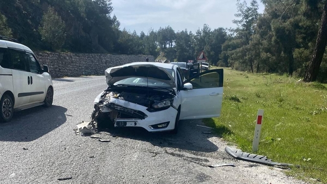 Manisa'da otomobiller çarpıştı: 4 kişi yaralandı