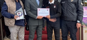 Bilecik'te hükümlü garson sayesinde bulunan 53 bin 600 lira sahibine teslim edildi