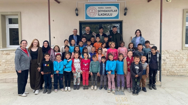 Sarıgöl'de geleceğe yeşil yatırım
"Her öğrencinin dikili ağacı olsun" projesiyle minikler doğayla buluştu, kendi fidanlarına sahip çıktı