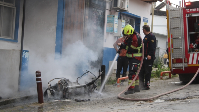 Tamir sırasında yanan elektrikli motosiklet küle döndü