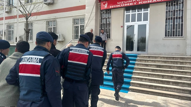 Yurt dışına kaçmaya çalışan 3 şüpheliye gözaltı (2)