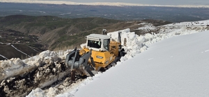 Muş'ta nisan ortasında karla mücadele sürüyor