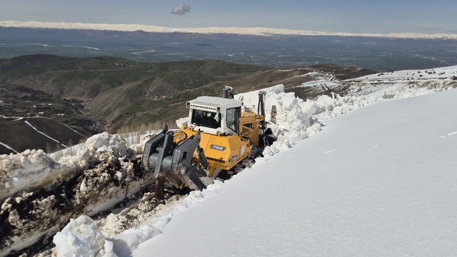 Muş'ta nisan ortasında karla mücadele sürüyor