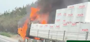 Seyir halindeki tır alevlere teslim oldu