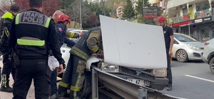 Kocaeli'de facianın eşiğinden dönüldü: Freni tutmayan otomobil bariyerlere çarptı