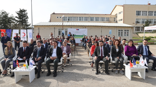 Mardin'de damızlık koyun-keçi ile arı yetiştiricileri birliklerine ekipman desteği verildi