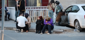 Yaralı öğrencilerin ailelerinin hastane önündeki bekleyişi sürüyor