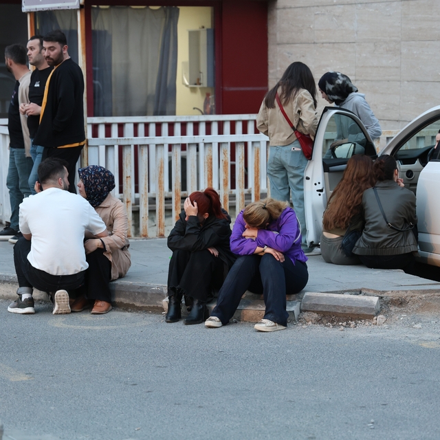 Yaralı öğrencilerin ailelerinin hastane önündeki bekleyişi sürüyor