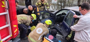 Sürücüsünün epilepsi nöbeti geçirdiği otomobil bariyerlere çarptı; 2 yaralı