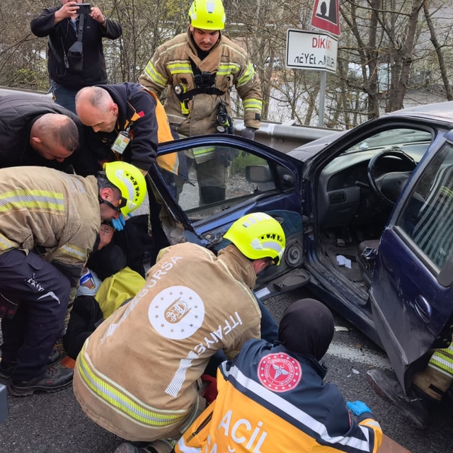 Sürücüsünün epilepsi nöbeti geçirdiği otomobil bariyerlere çarptı; 2 yaralı