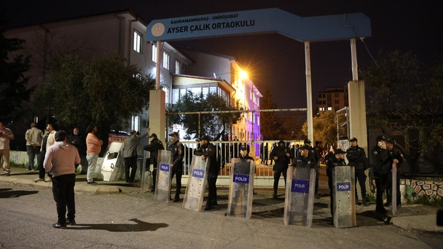 Saldırının yaşandığı okulda izler siliniyor
Kahramanmaraş'ta 1'i öğretmen 9 kişinin öldüğü, 13 kişinin yaralandığı okulda görevliler temizlik çalışması başlattı