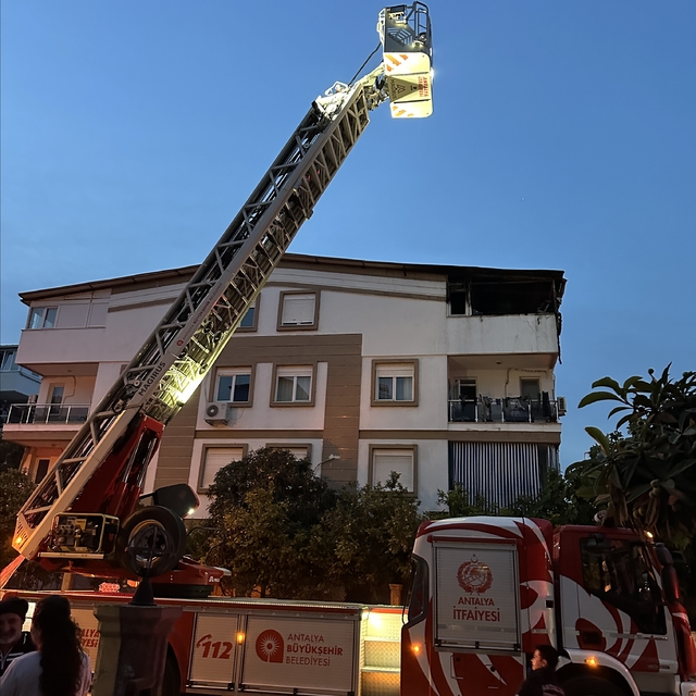 Antalya'da bir apartmanın çatı katında çıkan yangında 2 kişi dumandan etkil...