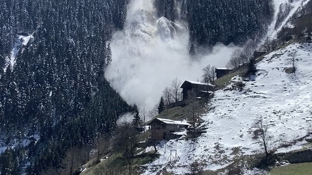 Trabzon'daki çığ anı cep telefonu kamerasına yansıdı