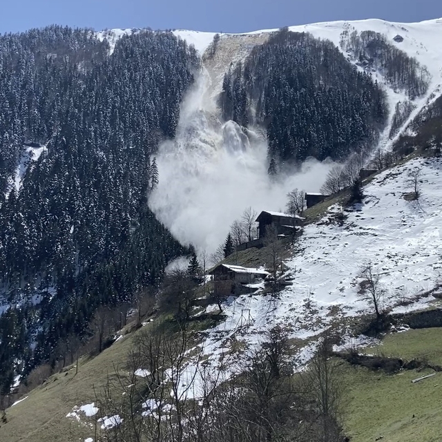 Trabzon'daki çığ anı cep telefonu kamerasına yansıdı