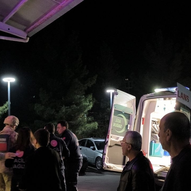 Kavgayı ayırmak isterken tabanca ile yaralandı