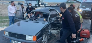 Kaza sonrası araçta sıkışan karı kocayı itfaiye kurtardı